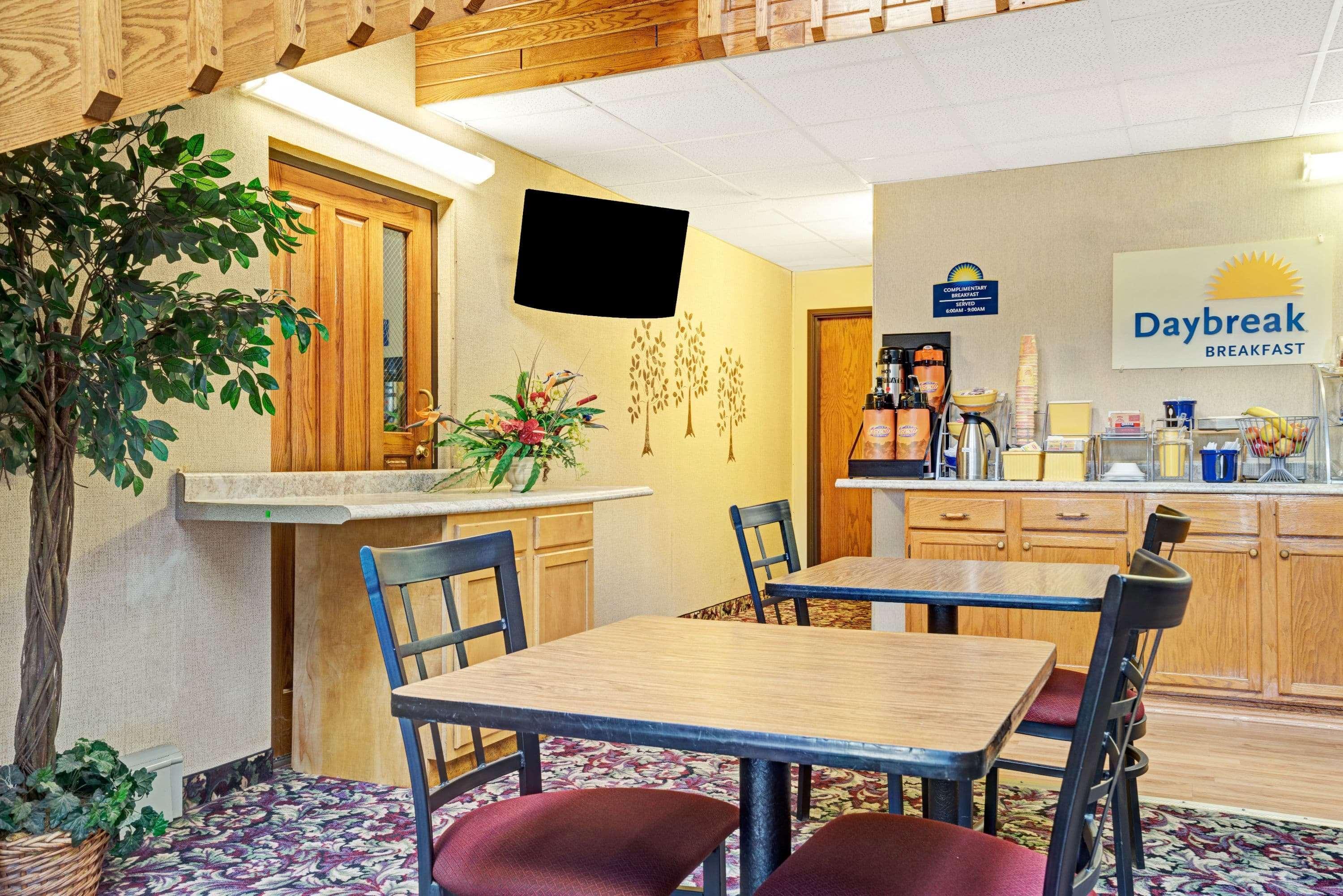 Days Inn By Wyndham Monticello Экстерьер фото